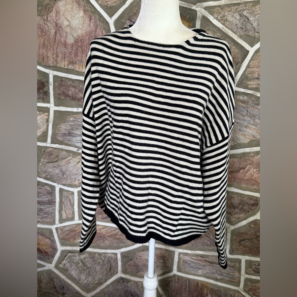 Carly Jean Los Angeles Black and White Boxy Sweatshirt